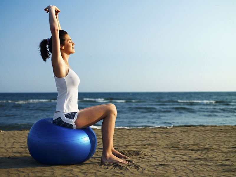 imagem de mulher fazendo Pilates e funcional para evitar dor na nuca