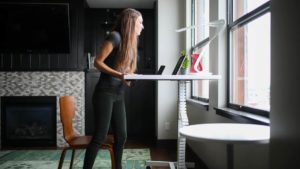 altura ideal da mesa de escritório - mesa com regulagem de altura