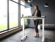 Quais são os benefícios da mesa com altura ajustável?