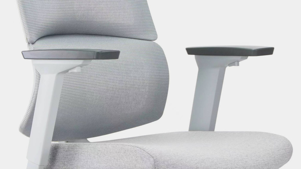 imagem detalhe de uma cadeira slikdesk ergos na cor cinza claro, mostrando o detalhe do tecido mash em uma cadeira ergonômica