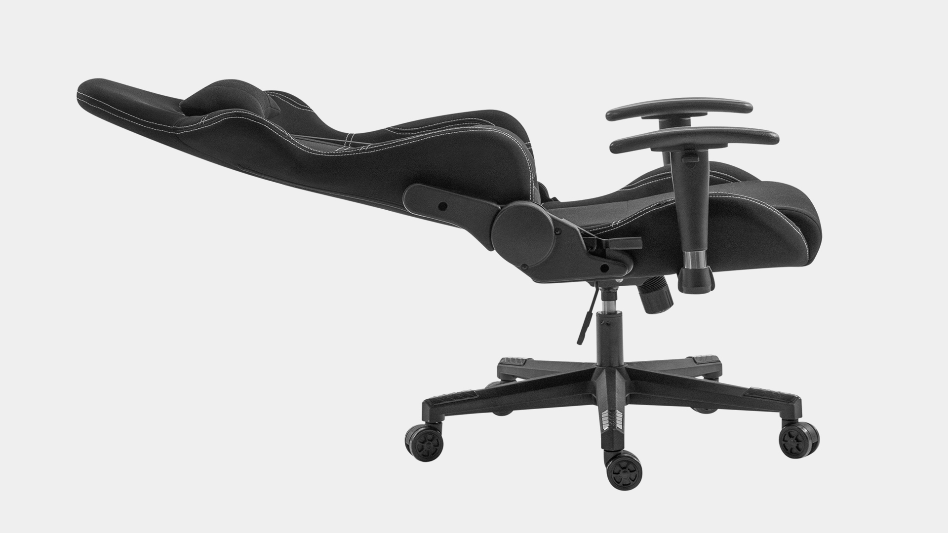 cadeira ergonomica slikdesk tronis em sua reclinação máxima, cadeira gamer preta em fundo branco