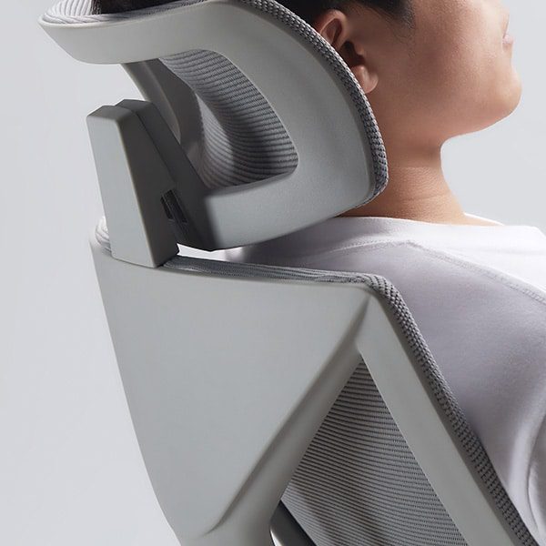imagem detalhe do encosto apoio de cabeça da cadeira de ergonômica slikdesk ergos cinza