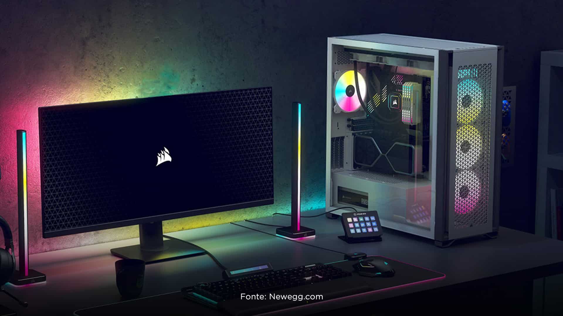 imagem de uma mesa com monitor com leads, teclado, mouse e gabinete full tower gamer com leads