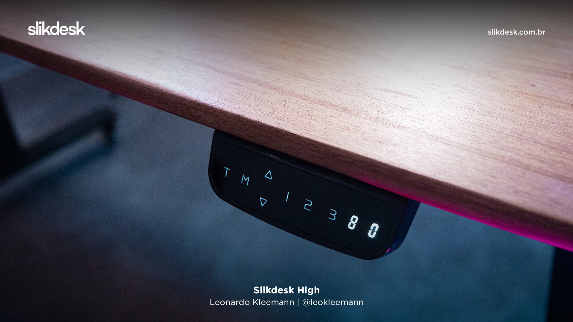 detalhe do painel de controle da mesa com regulagem de altura slikdesk high